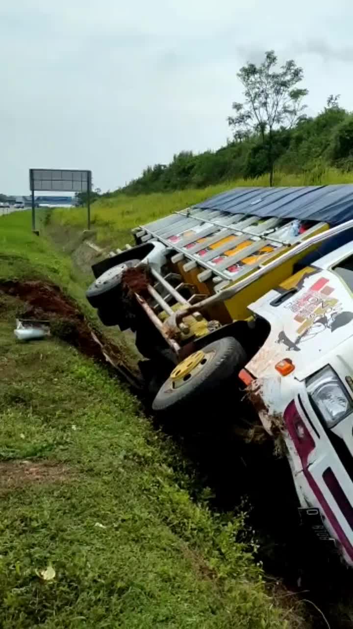 Dia sedang lelah, biarkanlah beristirahat 