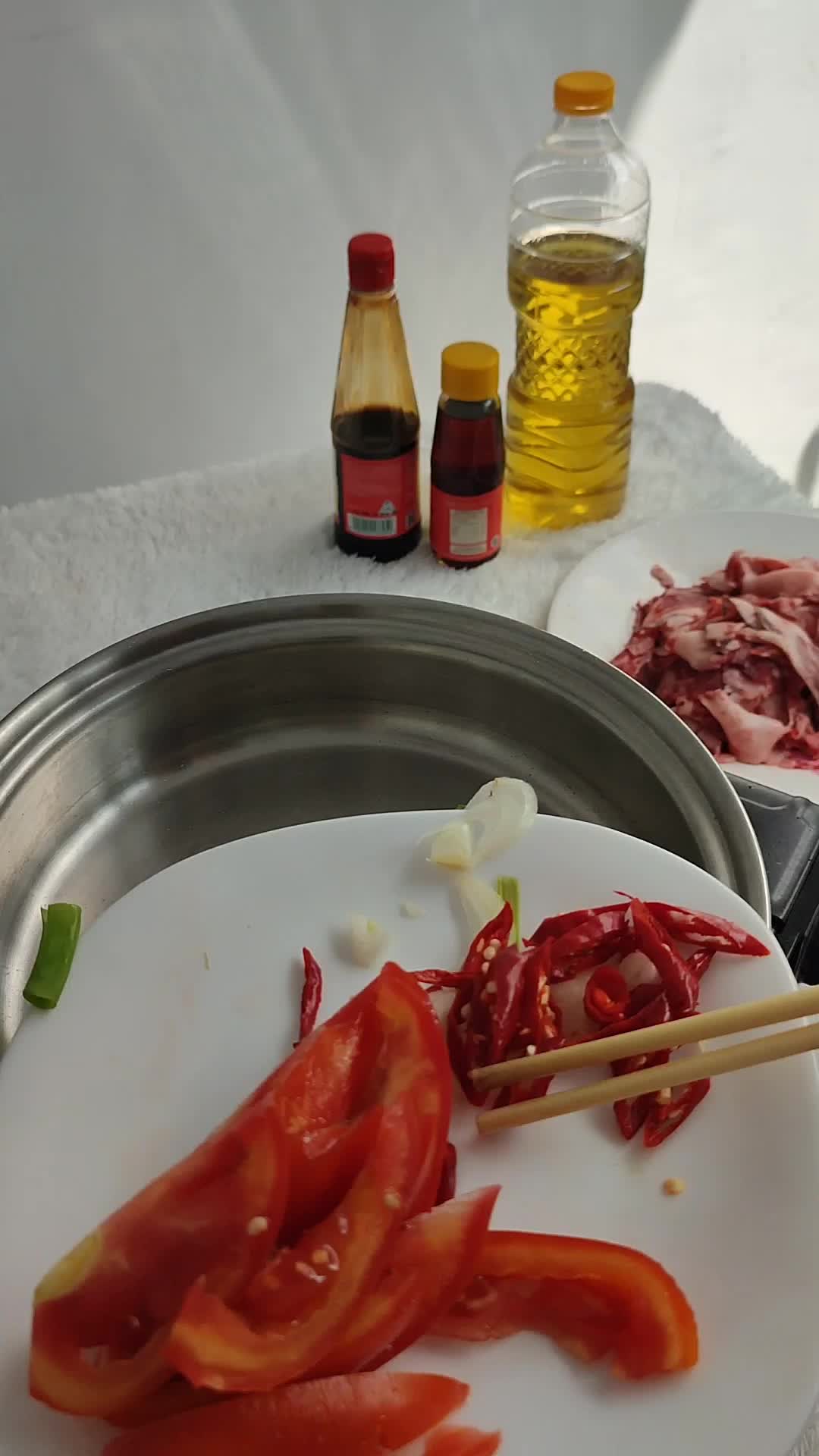 NAMA RINI SHIMA, UMUR 35 TAHUN,ASAL DARI MADIUN JAWATIMUR, HOBBY MASAK DAN REVIEW, PEKERJAAN IRT DAN INFLUENCER (NAMA MASAKAN KRENGSENGAN) 