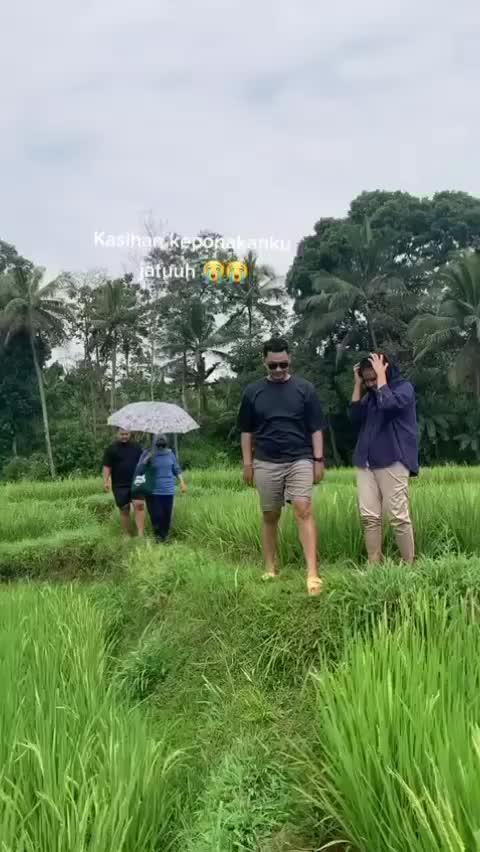 Sendalnya Jadi Deker Lutut