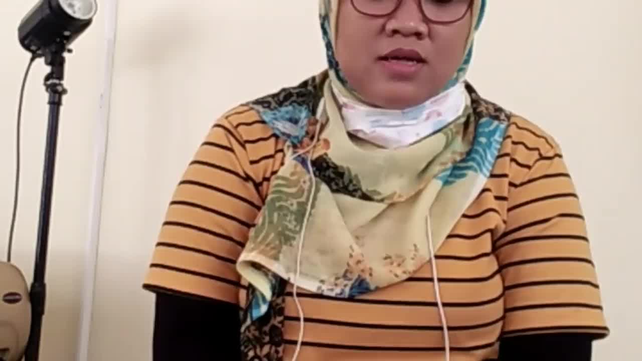 LUKY ERNA ASTUTI 38Th Asal kota SIDOARJO MENCOBA MENYANYIKAN LAGU "TATU". 