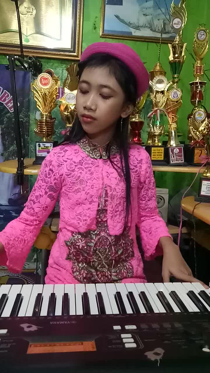 nama:Anjeli motivasi: ingin membhgkanortudanbilalolos/juarasayainginmembelikanrumahuntukorangtuasaya#AUDISIONLINERISINGSTARINDONESIADANGDUT