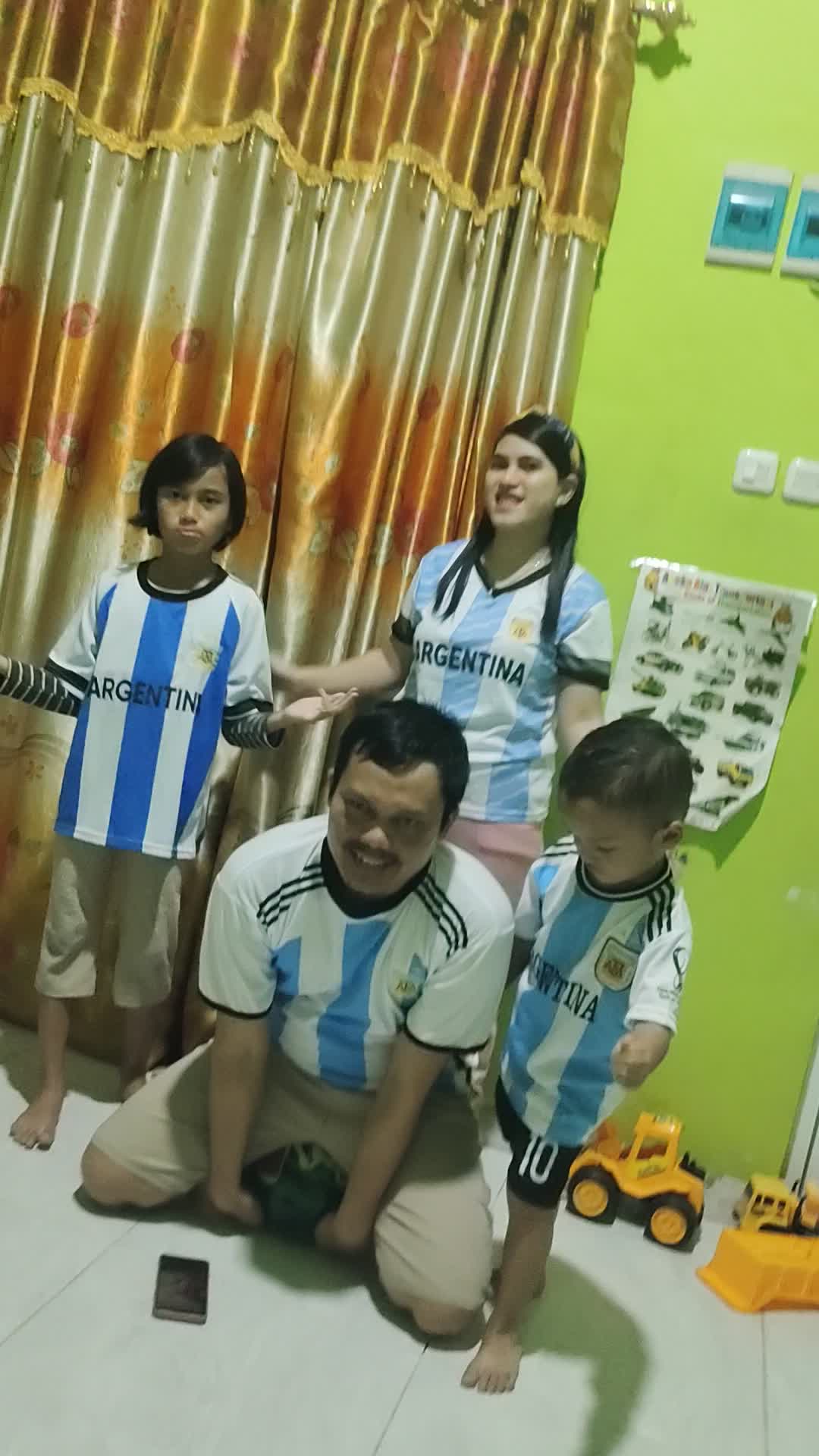 Thesinggingbeeindonesia ALim murdani jakarta (Menciptakan Lagu garudaku versi dukung argentina juara piala dunia 2022) tLg bntu Love vote tq