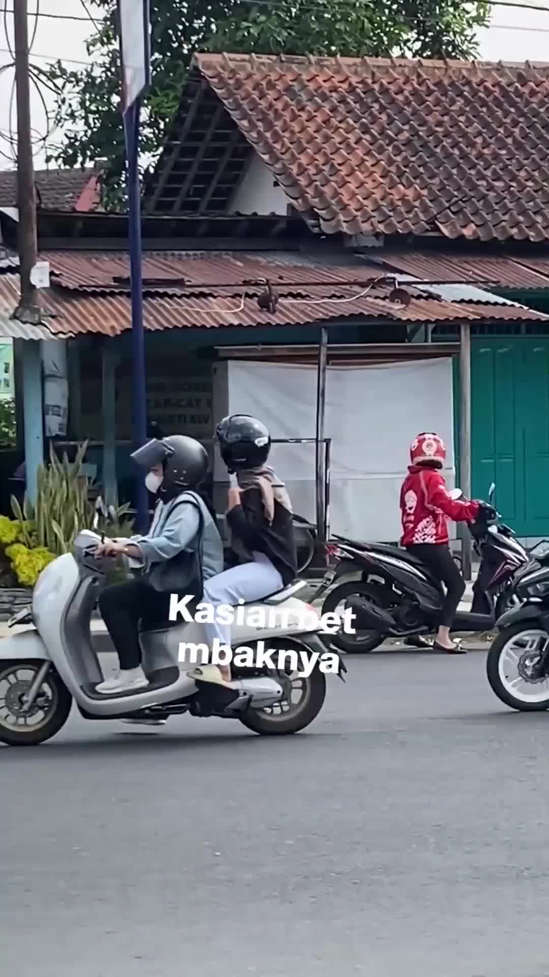 Jare nak ora supra ora mesra? Kasian mbak e ditinggal gitu aja, untung masih ada mbak mbak ojol yang baik mau nolong