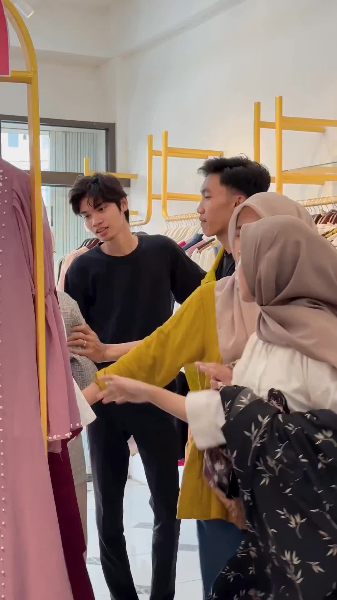 Baju putih enak nya diapain nih?🫣