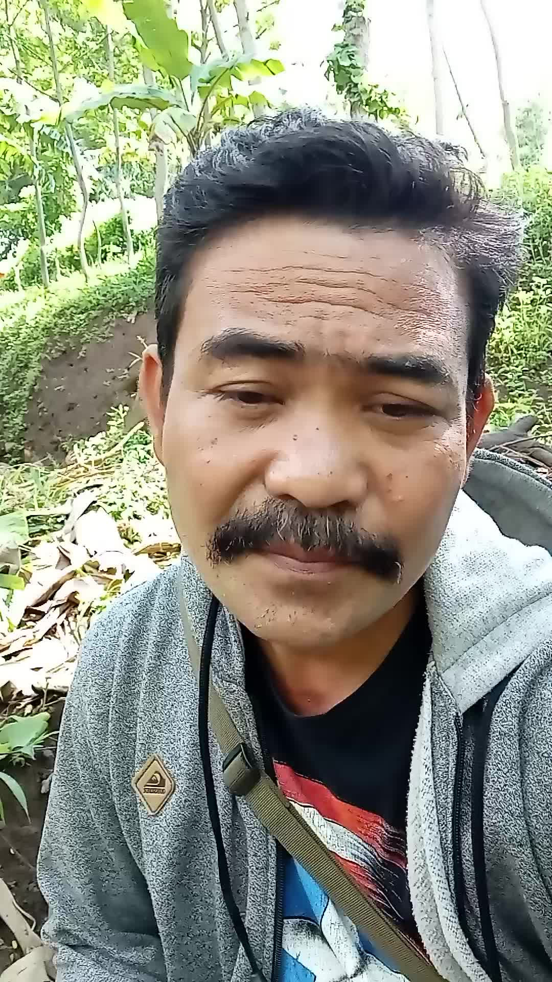 nama, jojo dari semarang, ikut audisi padahl problem hidup blm kunjung kelar... mudah2n bisa lolos utk menghibur masyarakat indonesia